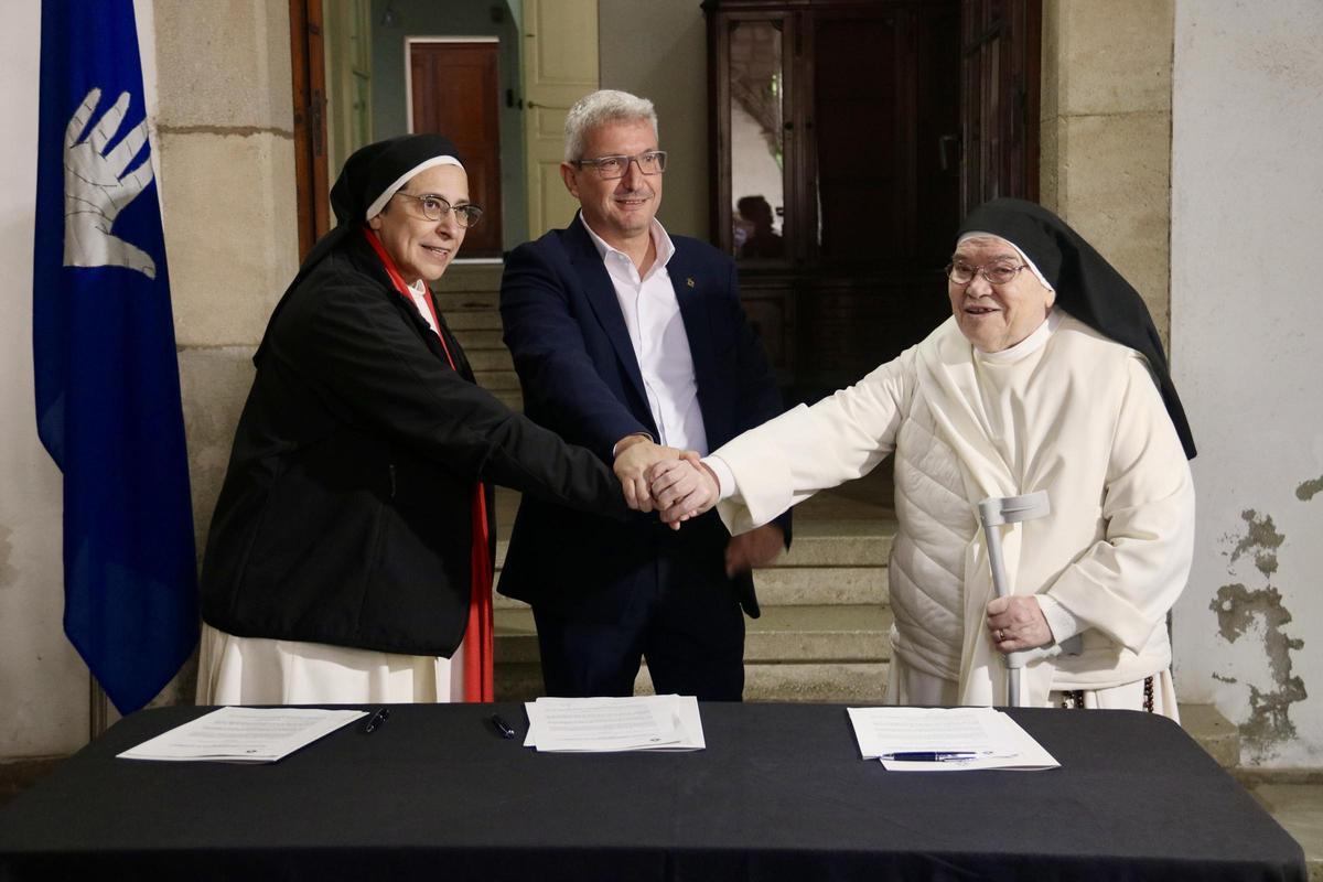 Sor Lucía Caram con el alcalde d'Esplgues en el monasterio de la ciudad