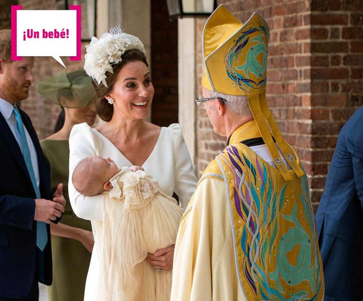Kate Middleton con su bebé después del bautizo