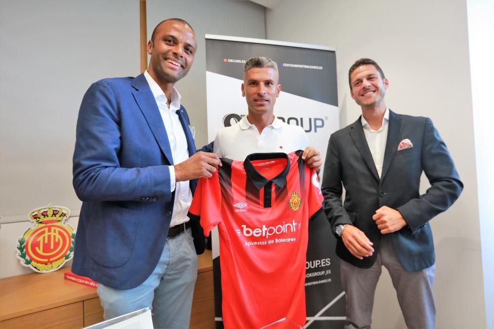 El Mallorca presenta a Salva Sevilla