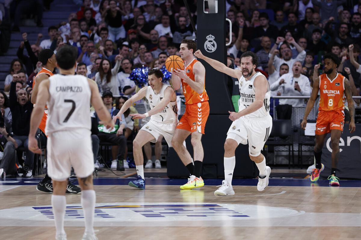 Sergio Llull celebra una canasta ante un Valencia BC ya abatido al final del partido.
