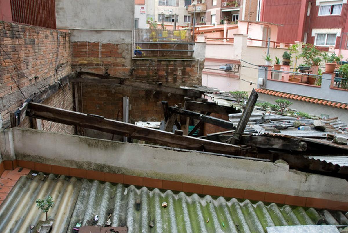 Un niu de rates a l’Eixample. Els veïns amb vivendes adjacents a l’espai que surt a la foto, situat al passatge de Pau Hernández, de Barcelona, hem informat la Guàrdia Urbana de la deixadesa, la brutícia i les rates (moltes rates) que s’hi acumulen. El passatge està entre els carrers de Còrsega i Provença, a l’Eixample. El solar és una casa abandonada que ni s’ha enderrocat ni s’ha netejat mai. Fa molts anys que estem així i ja no sabem què fer.