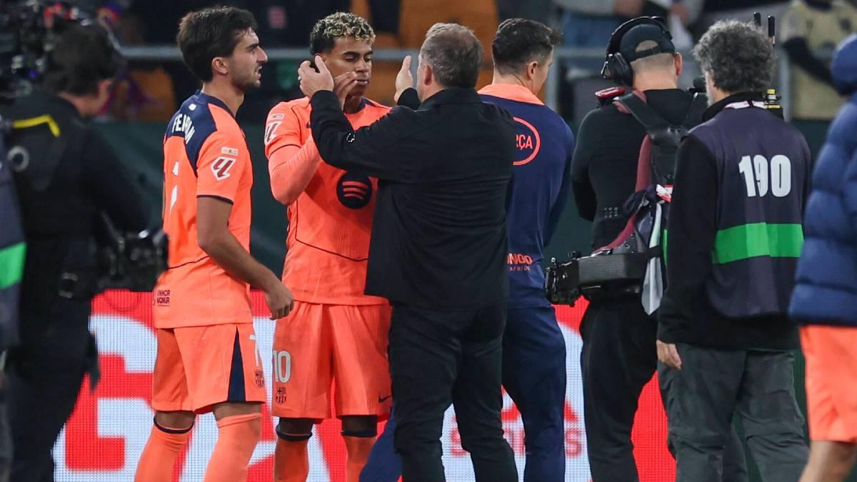 Flick saluda afectuosamente a Lamine ante la presencia de Ferran Torres