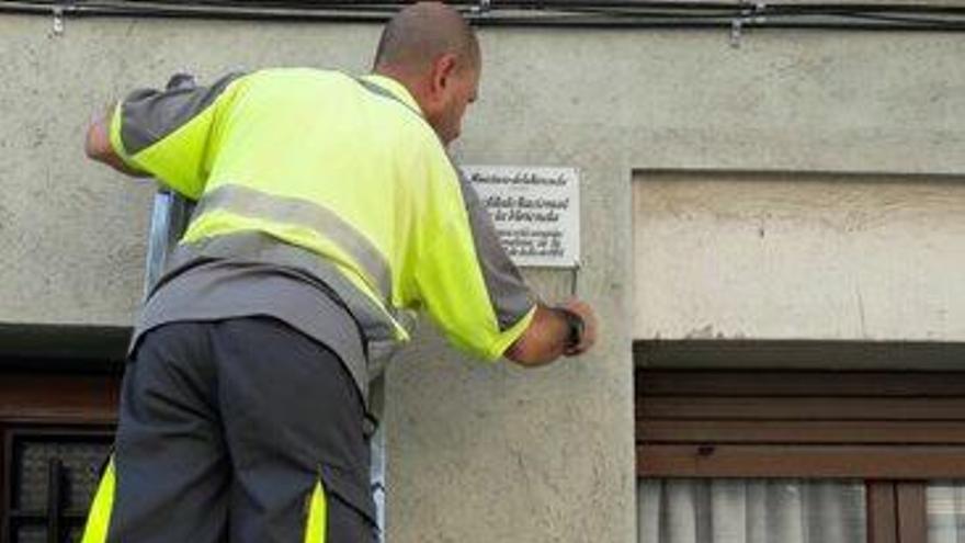 Retirada d&#039;una de les plaques franquistes d&#039;Olesa