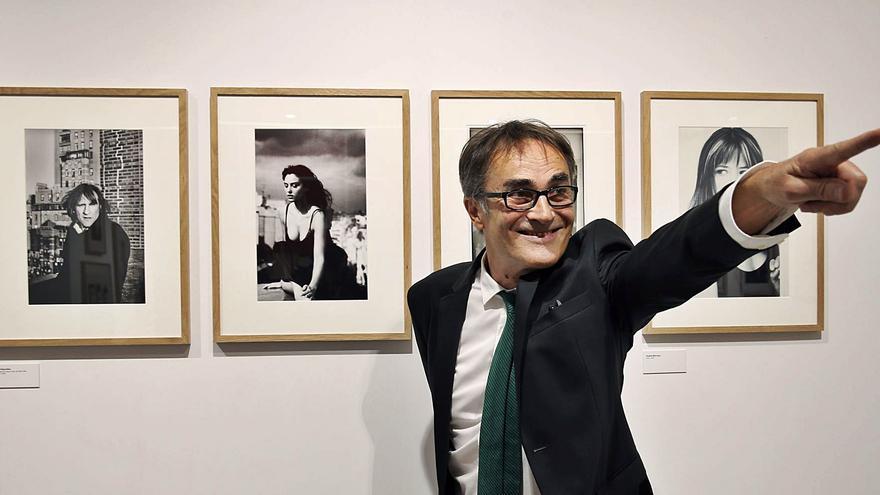 Luc Roux, posando para los fotógrafos en la presentación de la muestra. | EFE