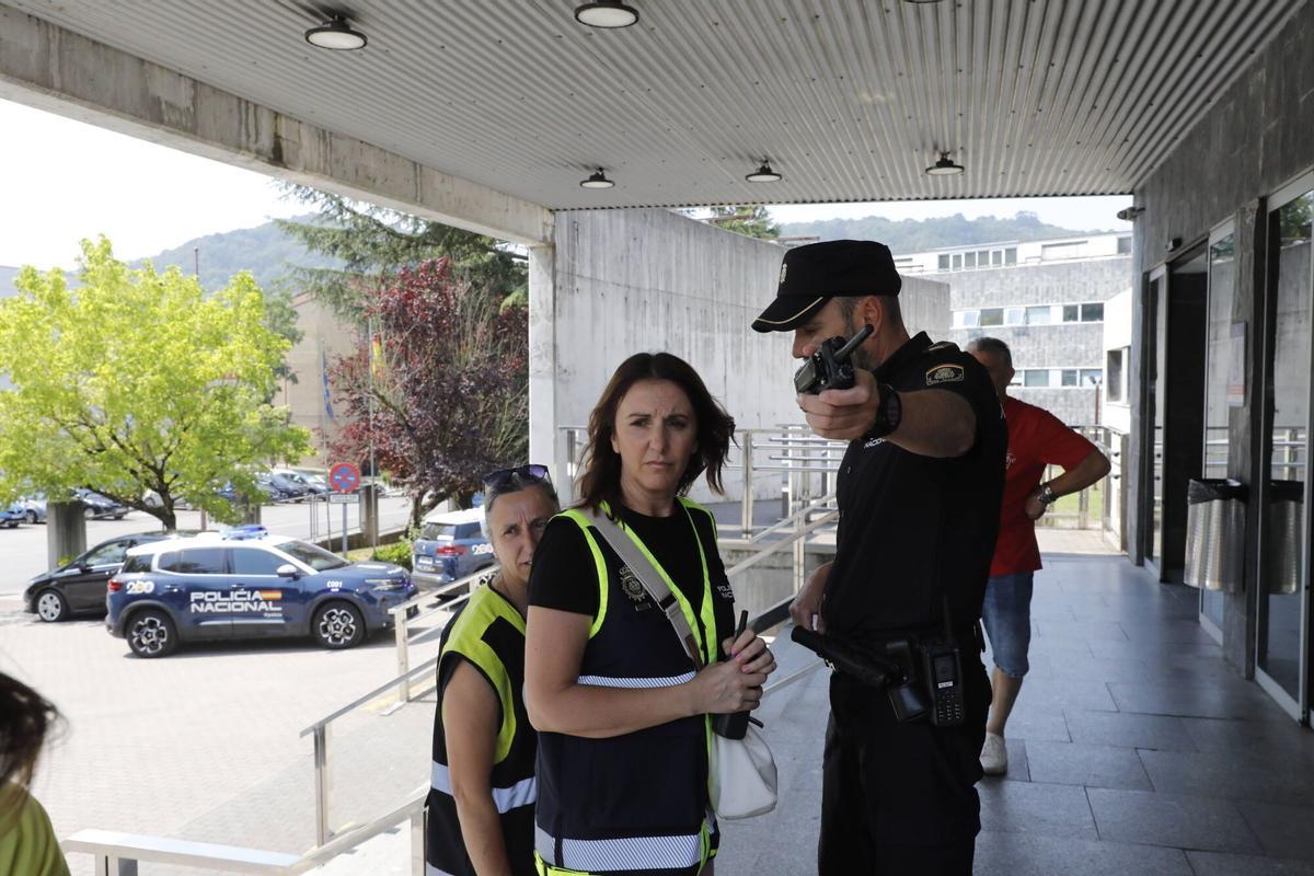 Las Fuerzas y Cuerpos de Seguridad del Estado al llegar al hospital.