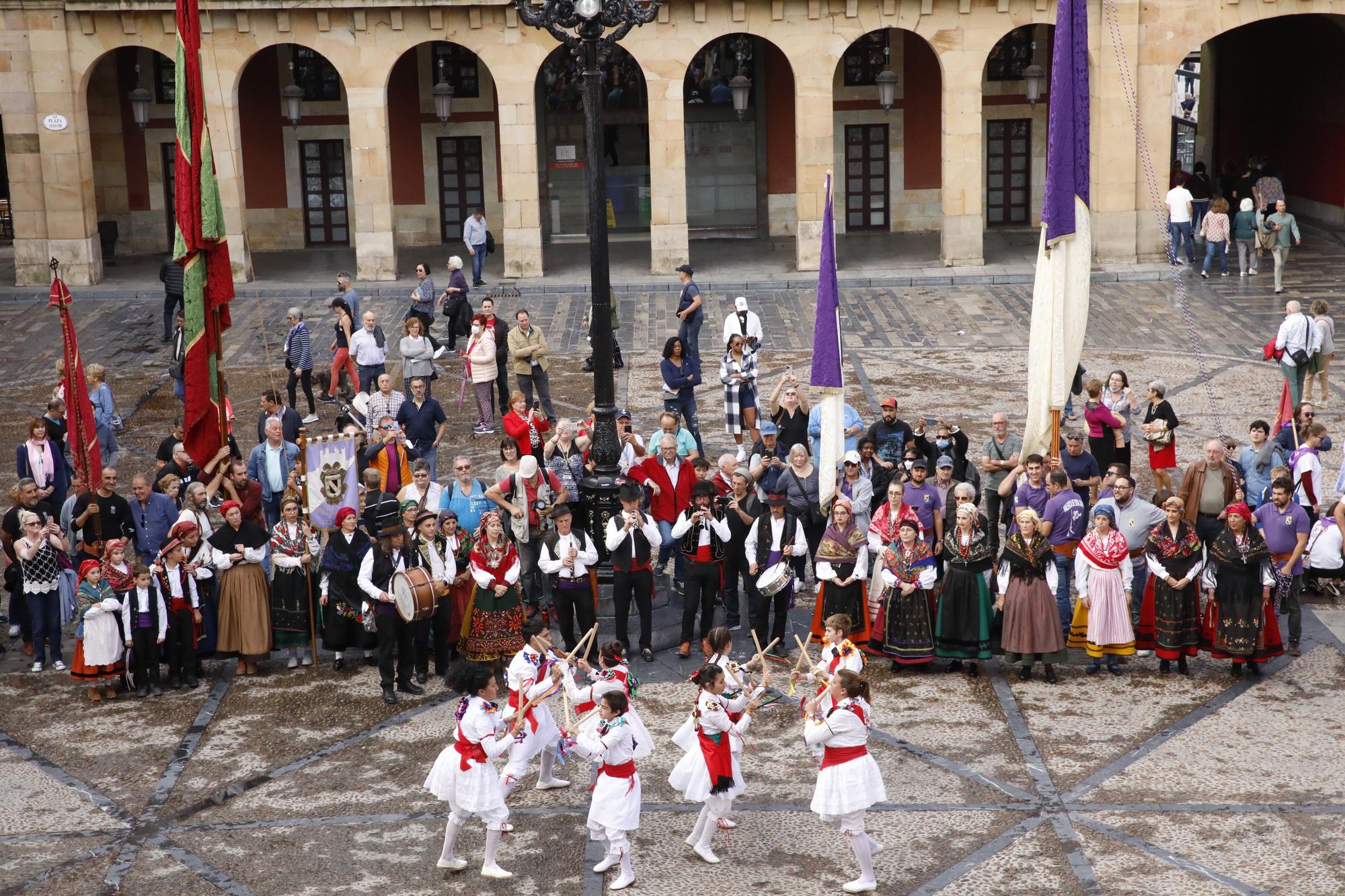 En imágenes: Gijón celebra el Día de León con bailes y el desfile de pendones