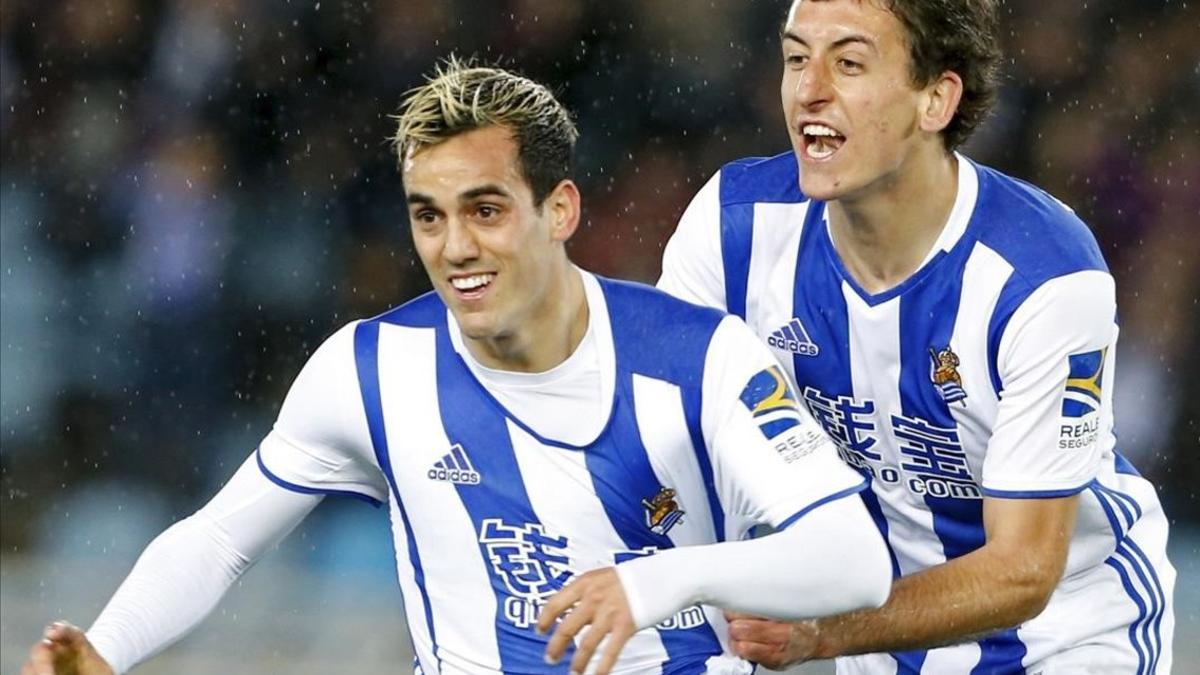 Juanmi celebra su gol con Oyarzabal antes de levantarse la camiseta para mostrar el mensaje de apoyo a Pablo Ráez