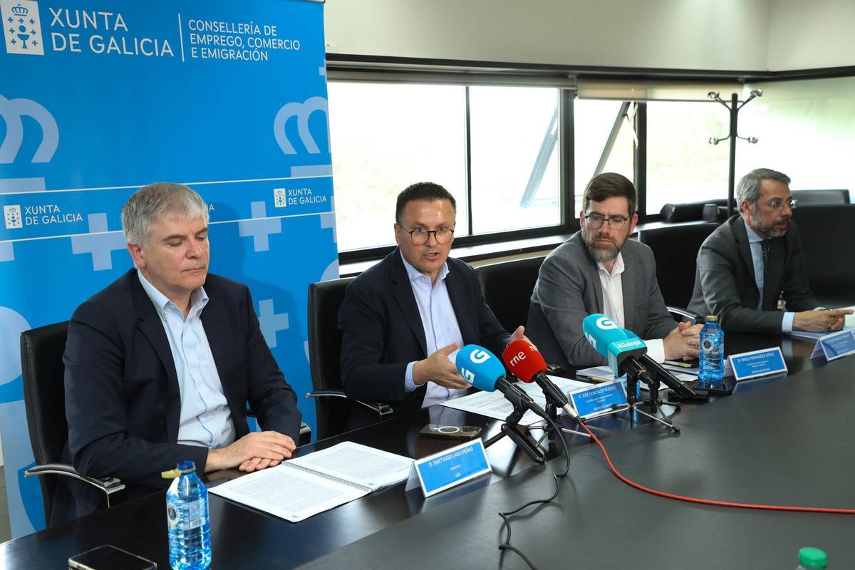 El catedrático de la USC, Santiago Lago (i) y el conselleiro de Emprego, José González, presentan el informe