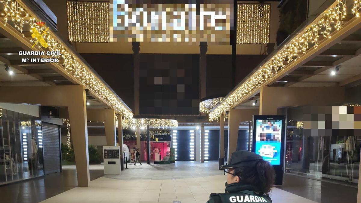 Estafas en Valencia | Estafa más de 7.000 euros usando tarjetas robadas en un centro comercial de valencia Estafas en Valencia | Estafa más de 7.000 euros usando tarjetas robadas en un centro comercial de valencia