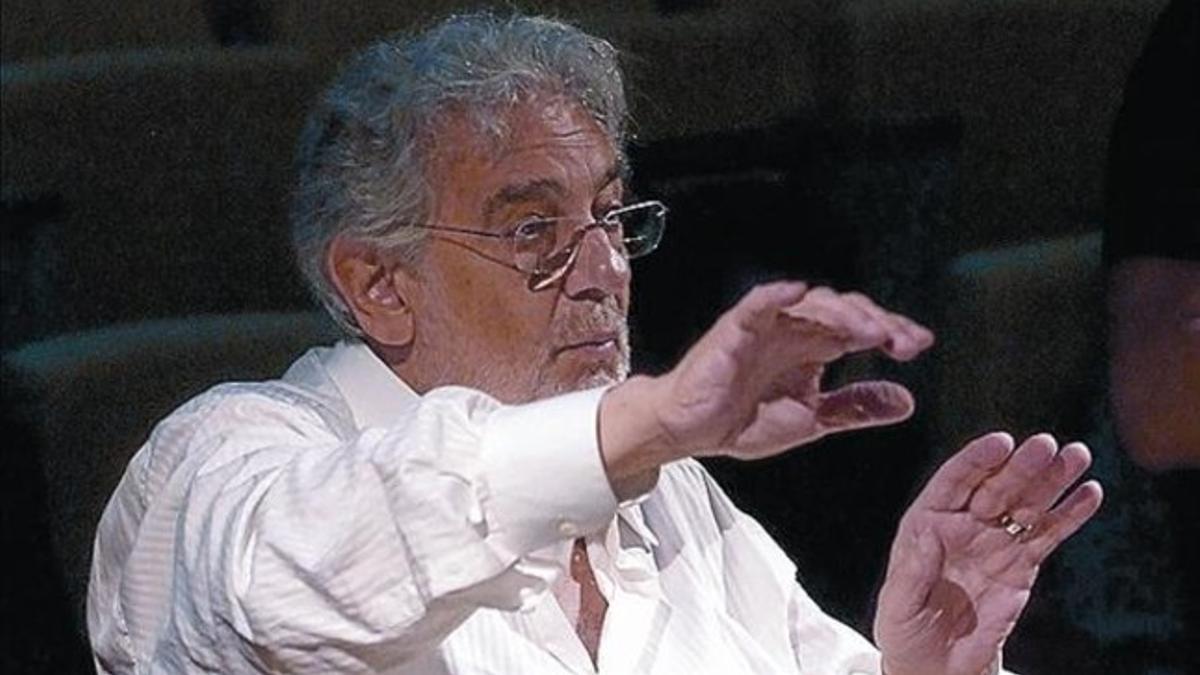 Plácido Domingo, como director de orquesta, durante un ensayo.