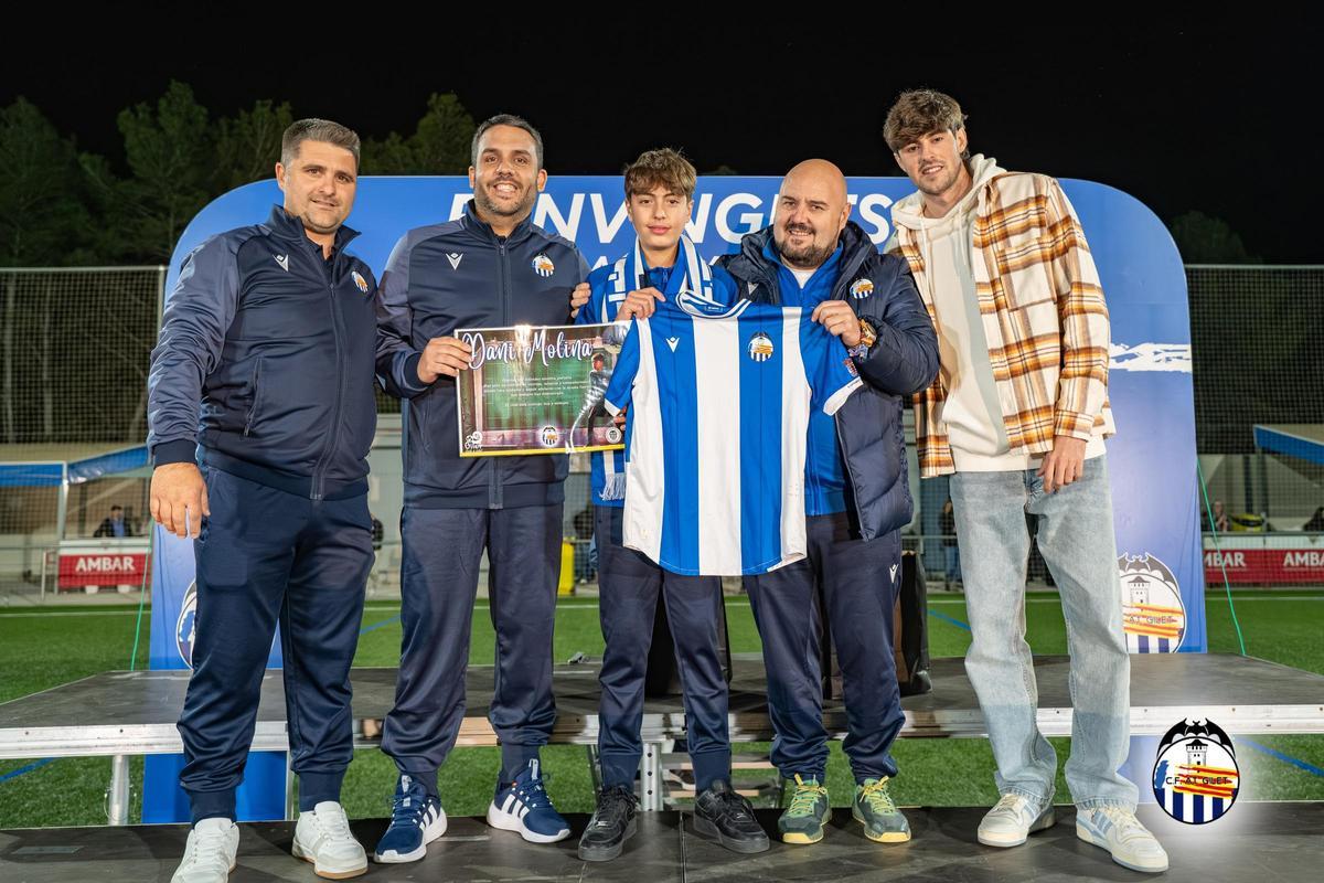 Representantes de la entidad, con el jugador valencianista.