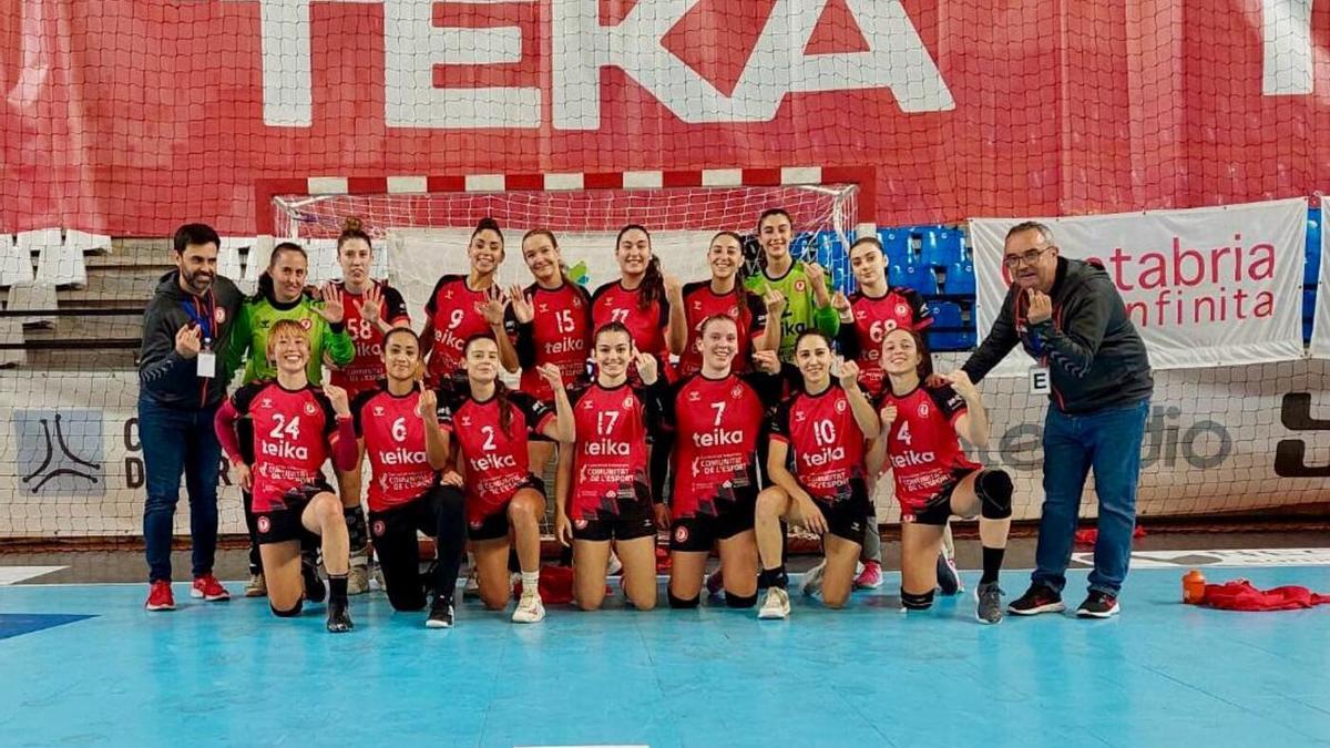 Jugadoras y cuerpo técnico muestrans el 55 de Andrea y el dedo que se fracturó.