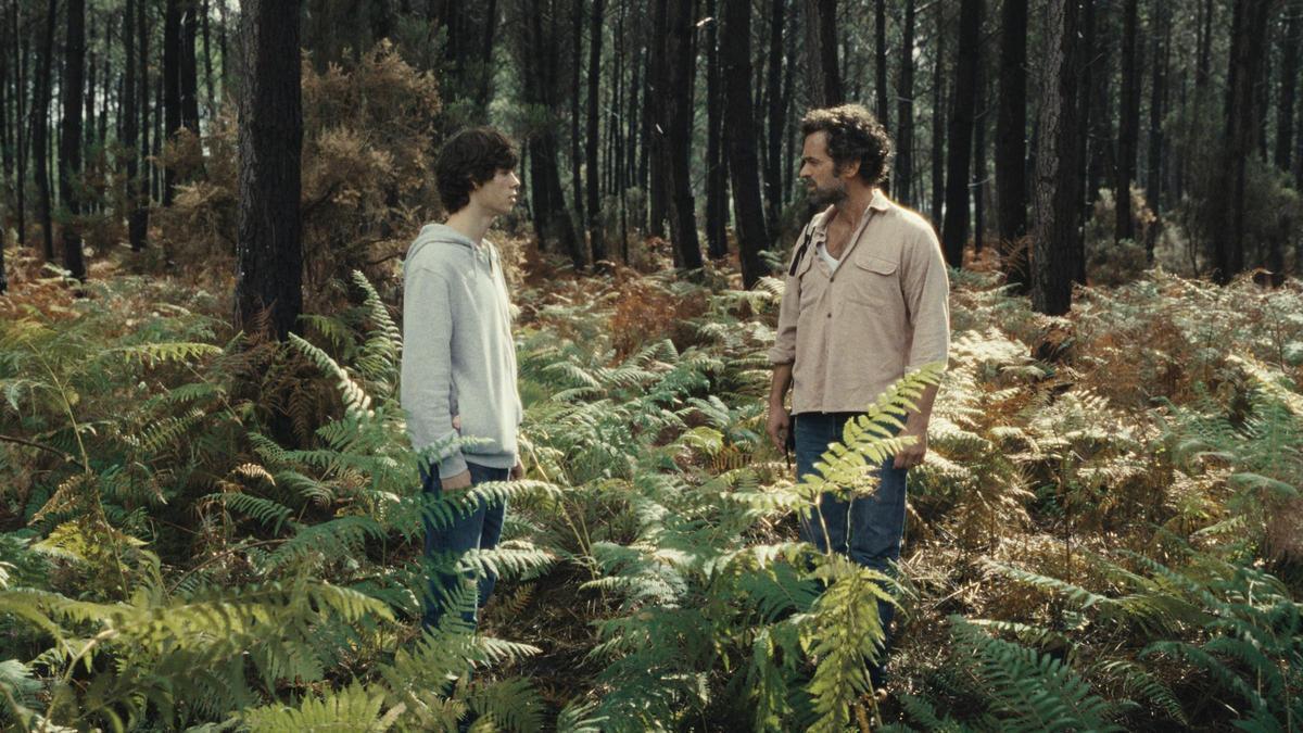 Paul Kircher y Romain Duris en El reino animal.