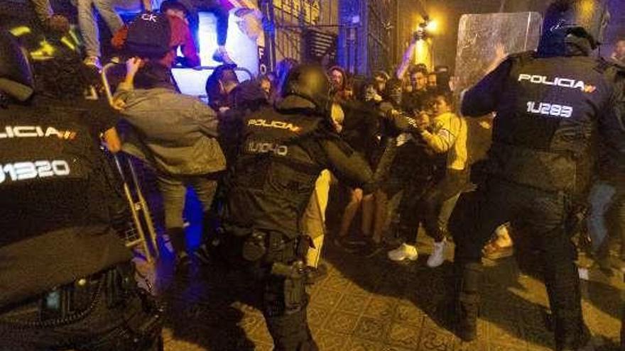 Choques ante la Delegación del Gobierno en Barcelona, anoche. // Efe