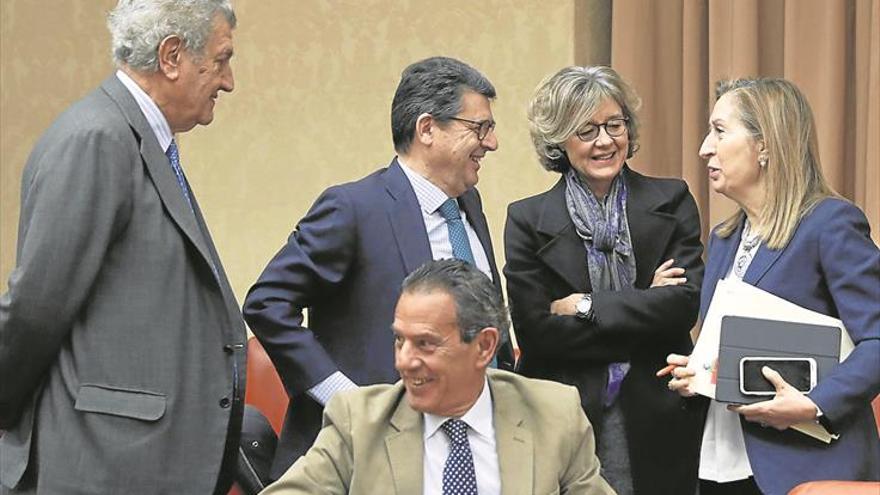 El PP fuerza una lluvia de explicaciones de ministros