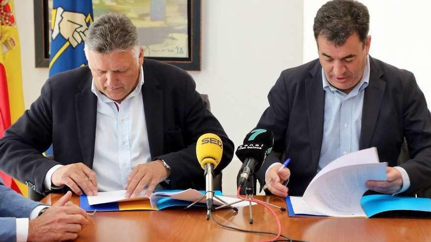 Firma del convenio entre el alcalde y el conselleiro para el nuevo colegio de Vilalonga. // G. Santos