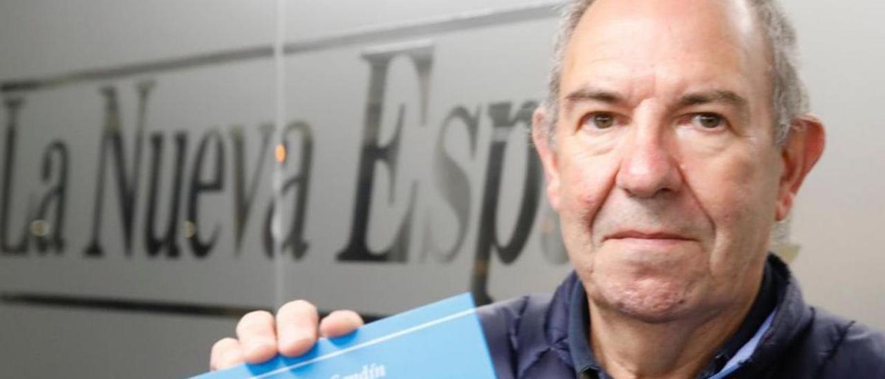 Ignacio Sendín, ayer, con su libro en la redacción de LA NUEVA ESPAÑA de Gijón. | Ángel González