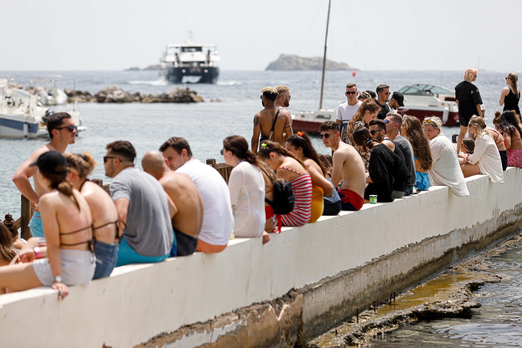 Los ‘party boats’ esquivan la ley contra el turismo de borrachera y sirven barra libre en Ibiza