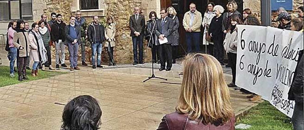 La Comisión Feminista de la UIB desplegó una pancarta durante el minuto de silencio por el 25N.