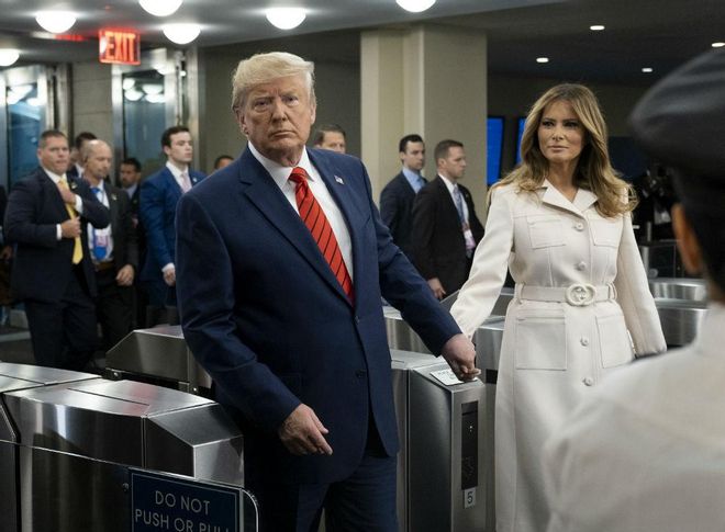 Melania Trump, con abrigo blanco, junto a Donald Trump a su llegada a la ONU