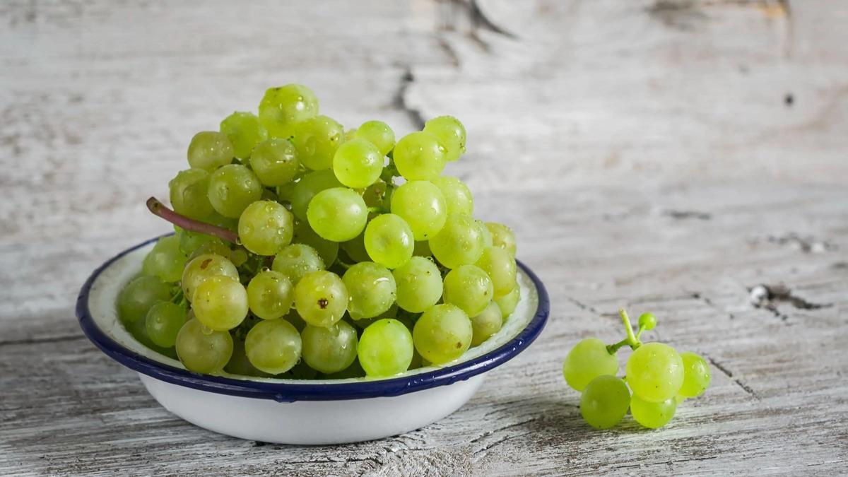 Las uvas, entre las frutas que más pesticidas peligrosos contienen