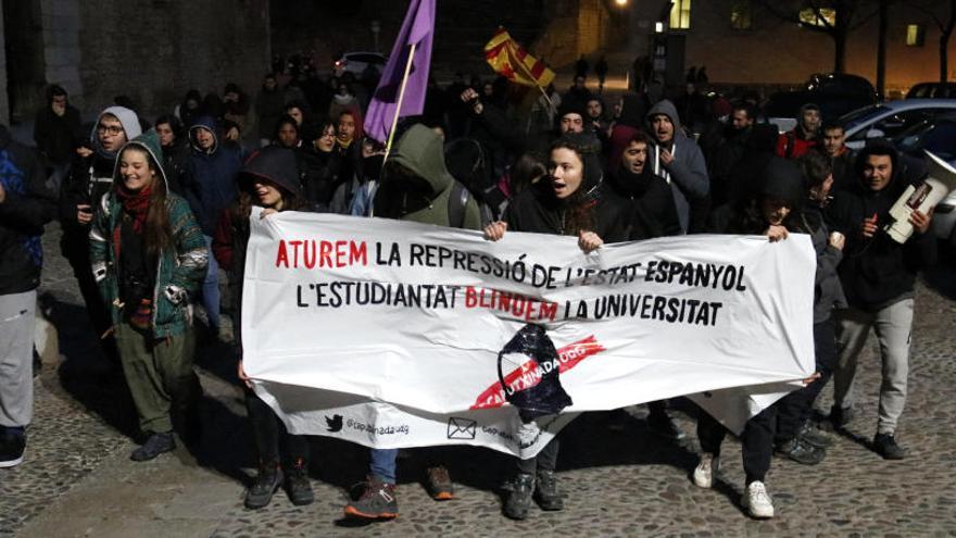 Els estudiants de la UdG finalitzen la tancada però mantenen la caputxinada