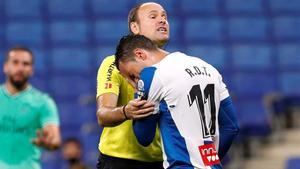 Raúl de Tomás se apoya en el árbitro Mateu Lahoz durante el partido ante el Madrid del domingo. 