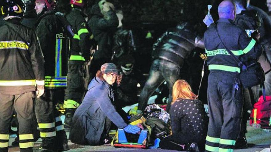 Seis muertos y cien heridos por una avalancha en una discoteca de Italia
