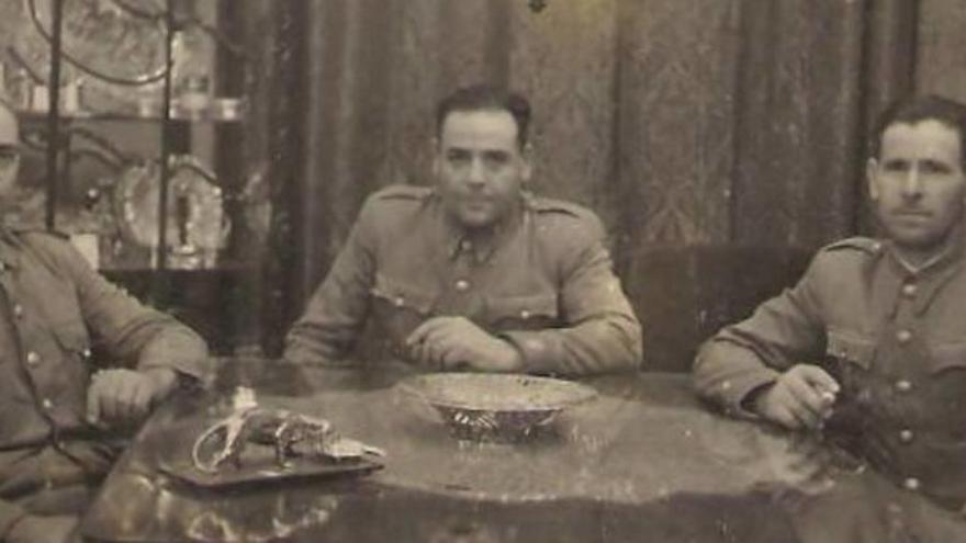 El jefe de la Guardia Municipal, Ramón Febrer Soler, junto a otros tres agentes, cerca de 1940.