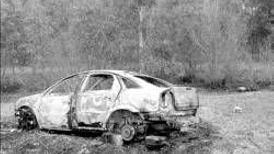 Hallan calcinado el coche del joven al que quemaron