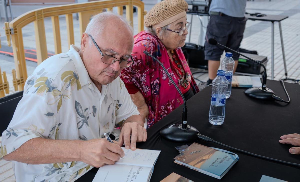Guillermo Bueno firma su libro en Mogán, por las fiestas del Carmen. | LP/DLP