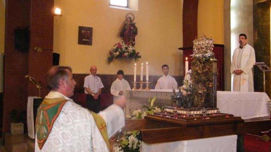 El párroco Joaquín Serrano inciensa las reliquias de San Juan de Ávila, ayer, en Lugones.