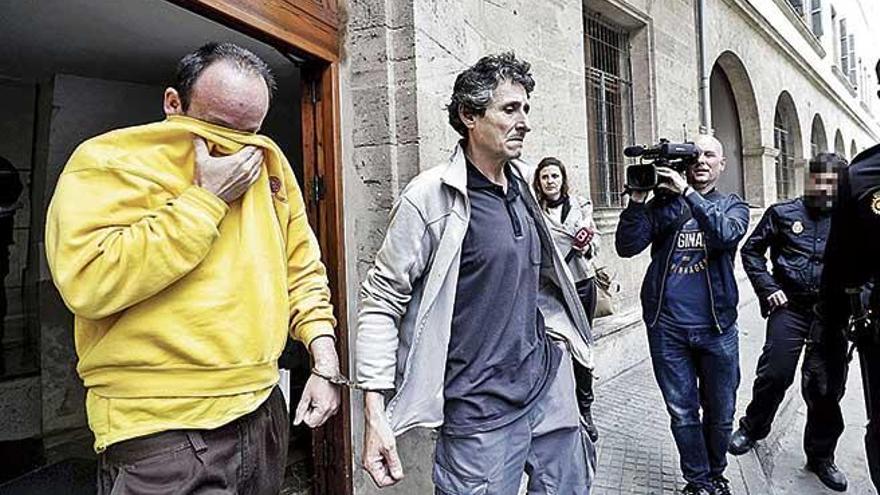 Los dos acusados, camino de prisiÃ³n tras ser detenidos por el grave incendio en la calle Poeta Guillem Colom el pasado mes de abril.