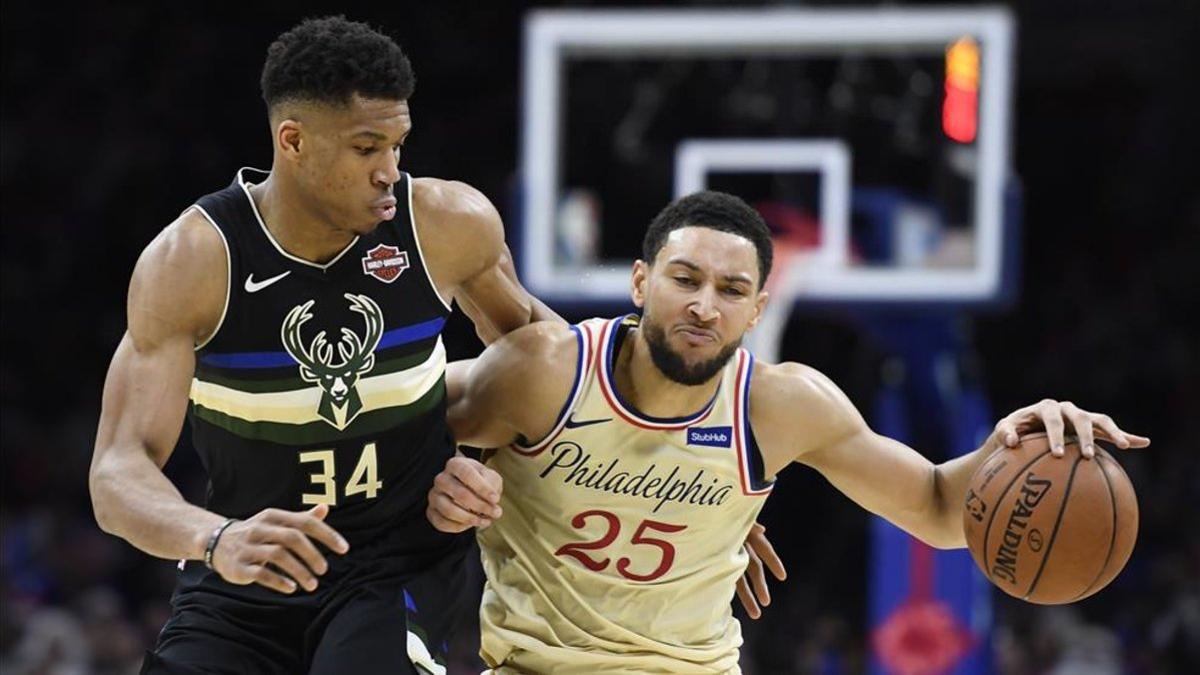 Simmons, de los Sixers, se enfrenta en un partido contra Antetokounmpo, de Milwaukee Bucks