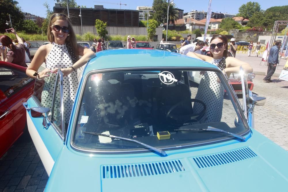 Casi 70 mujeres se pusieron hoy al volante de 34 coches clásicos en Vigo para participar en el Rally das Donas, una prueba de regularidad de 122 kilómetros entre Vigo y Sabarís