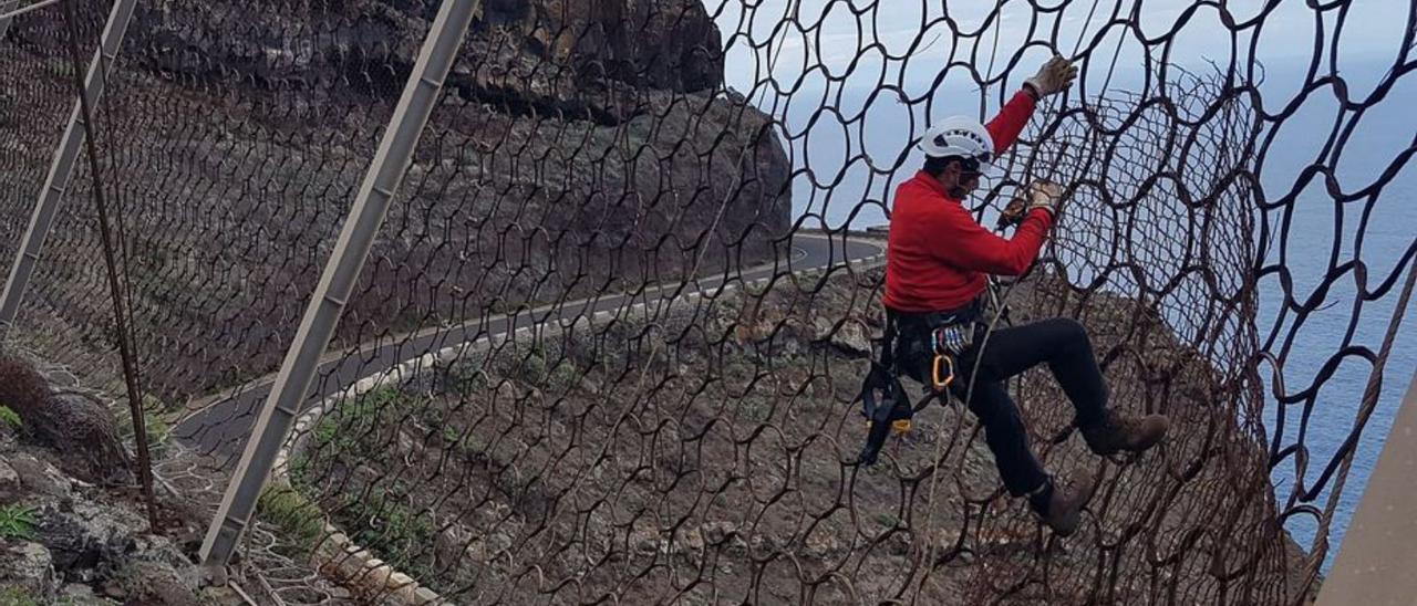 Los trabajos para reparar las mallas en Teno se desarrollan en altura .