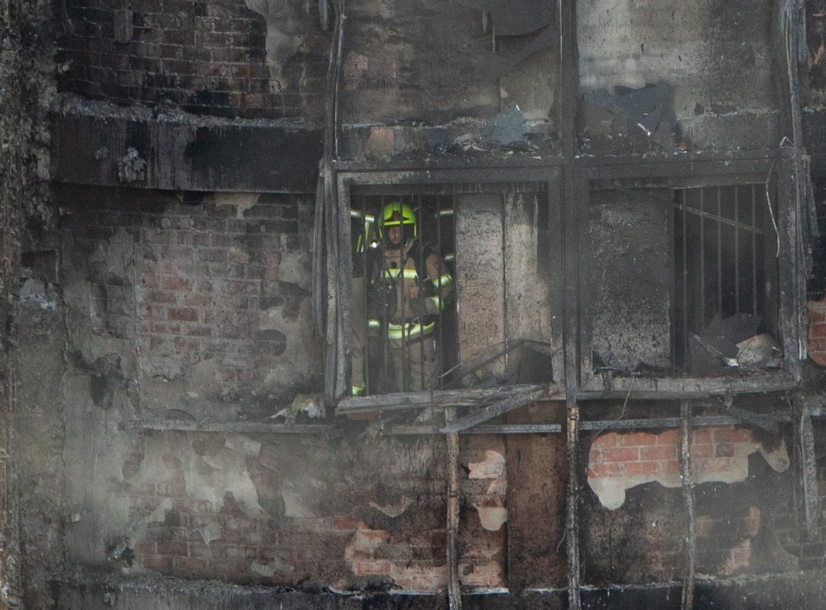 El heroico trabajo de los bomberos en el incendio de Valencia, en imágenes