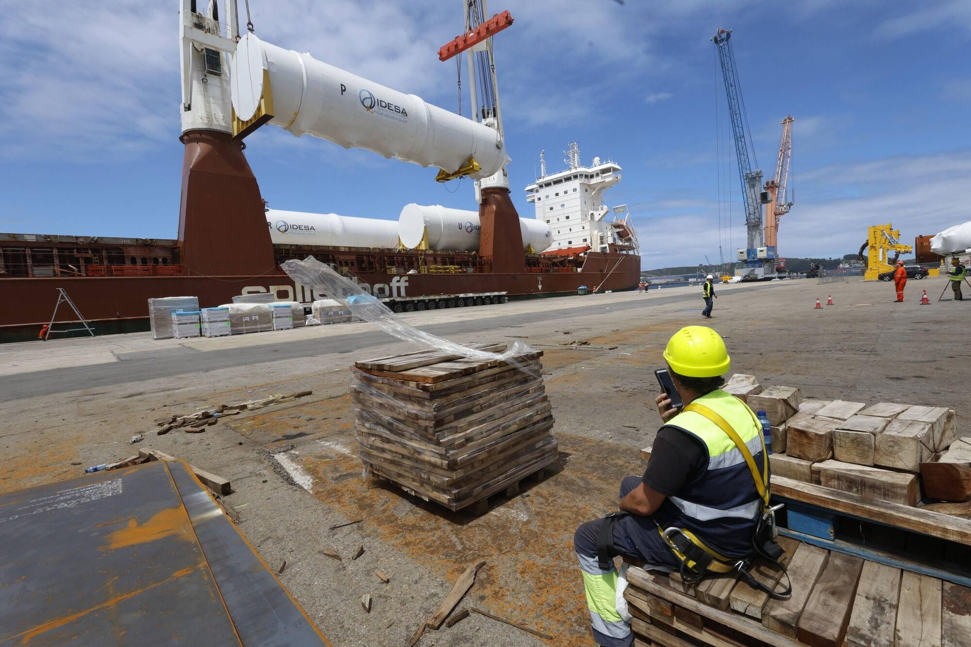 En imágenes: Así fue la carga en el Puerto de Avilés de nueve colosales depósitos de CO2 fabricados por Idesa