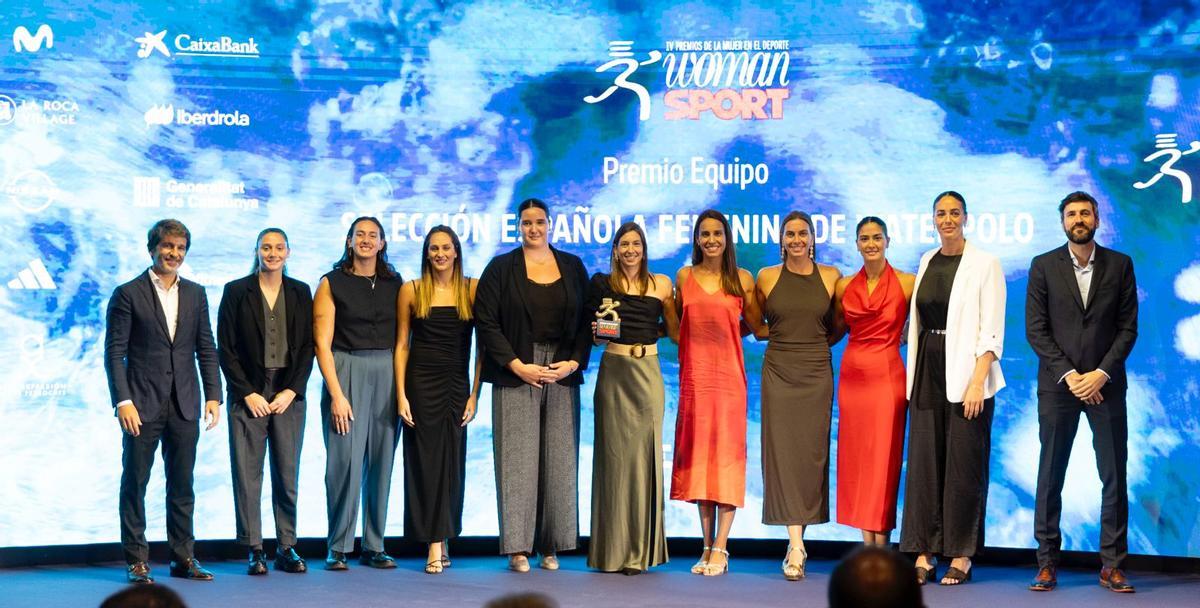 IV Gala Woman SPORT: Premio Equipo: Selección Femenina Waterpolo. Entregan el premio Juan Miguel Bailón Vara, Delegado Comercial Cataluña Iberdrola y Sergi Guillot, director General de Prensa Ibérica.