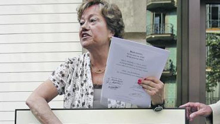 María Luisa, hija del miliciano Mariano Vitini, señala a su padre en la fotografía.