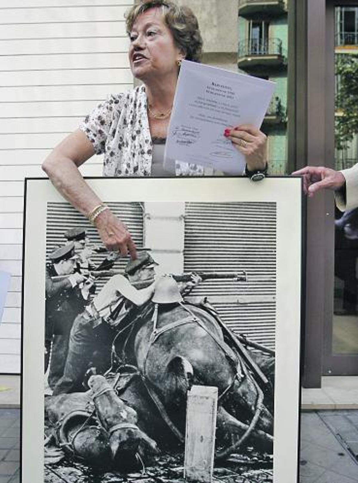 María Luisa, hija del miliciano Mariano Vitini, señala a su padre en la fotografía.