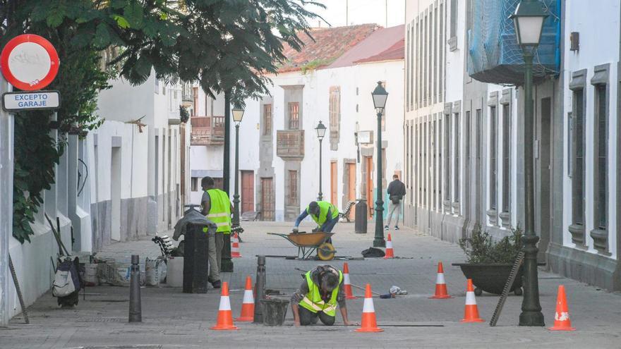 Operarios trabajando en la mejora de la red de pluviales de la calle Licenciado Calderín. | |