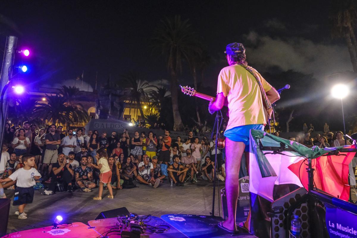 Conciertos en el segundo día de la acampada por la vivienda en la Plaza de La Feria, en Las Palmas de Gran Canaria