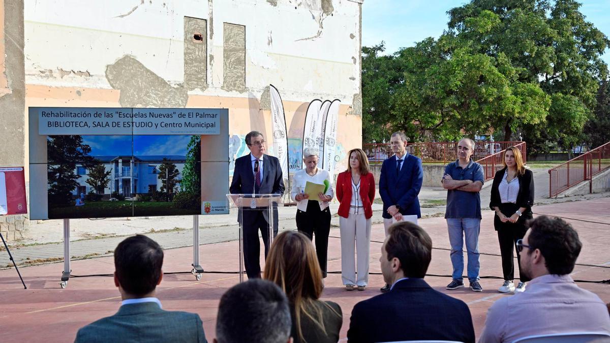 Presentación del proyecto ante los vecinos de El Palmar frente al edificio Escuelas Nuevas, a finales del año pasado.
