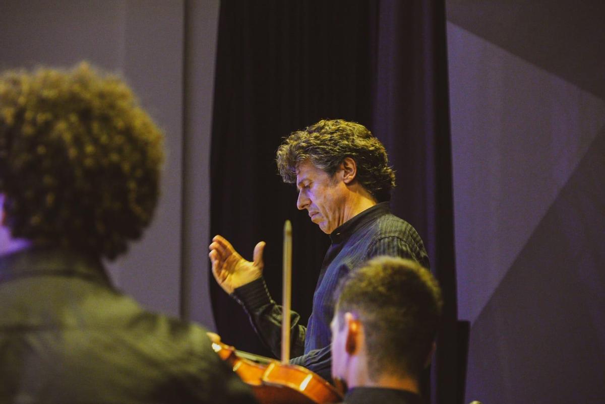 El director de la Jove Orquestra Simfònica de la FSMCV, Cristóbal Soler.