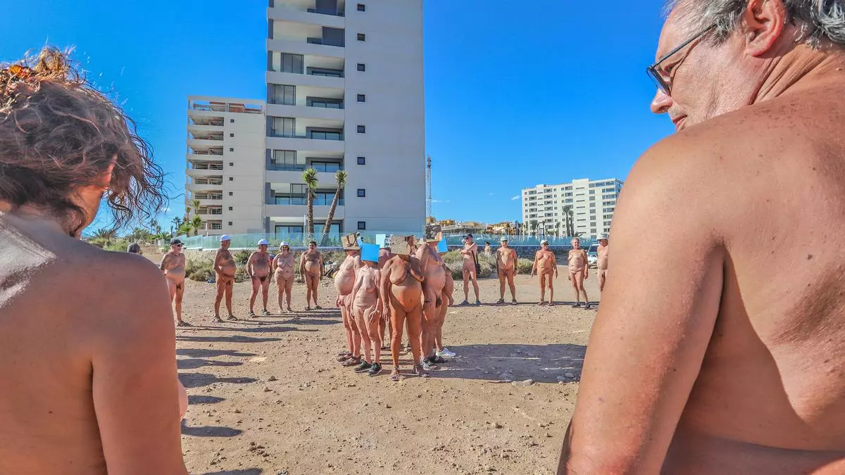 Protesta nudista para salvar el último kilómetro virgen de Orihuela