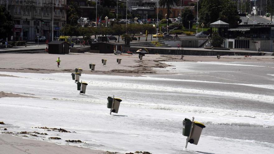 Oleaje en la playa coruñesa de Riazor.