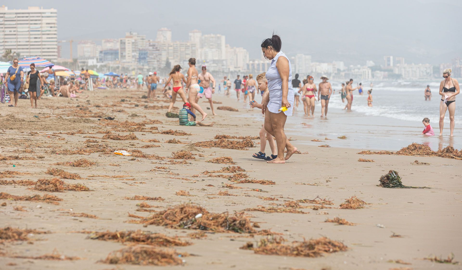 Los efectos del temporal continuan siendo visibles en Playa de San Juan