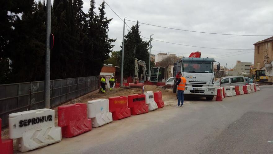 Los operarios trabajan para mejorar los acceso y construir un aparcamiento en el campo de fútbol de Cabezo de Torres. | AYTO.MURCIA