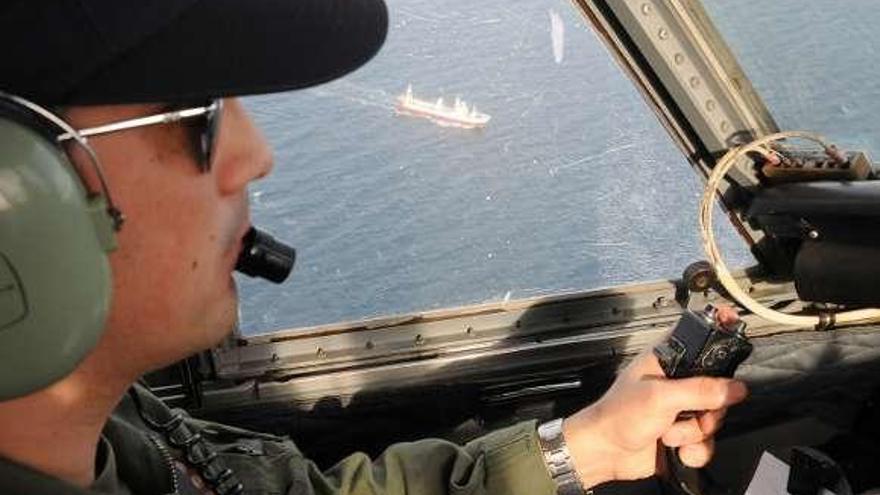 Vista del &quot;Piscator&quot; desde el helicóptero de los guardacostas.  // PNA